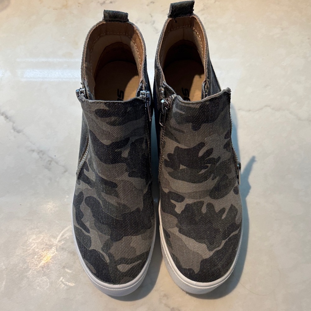 Camo platform Slip-On Sneakers with  2 side silver zippers. Worn once